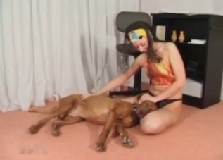 This dude's wife gets fucked by a dog